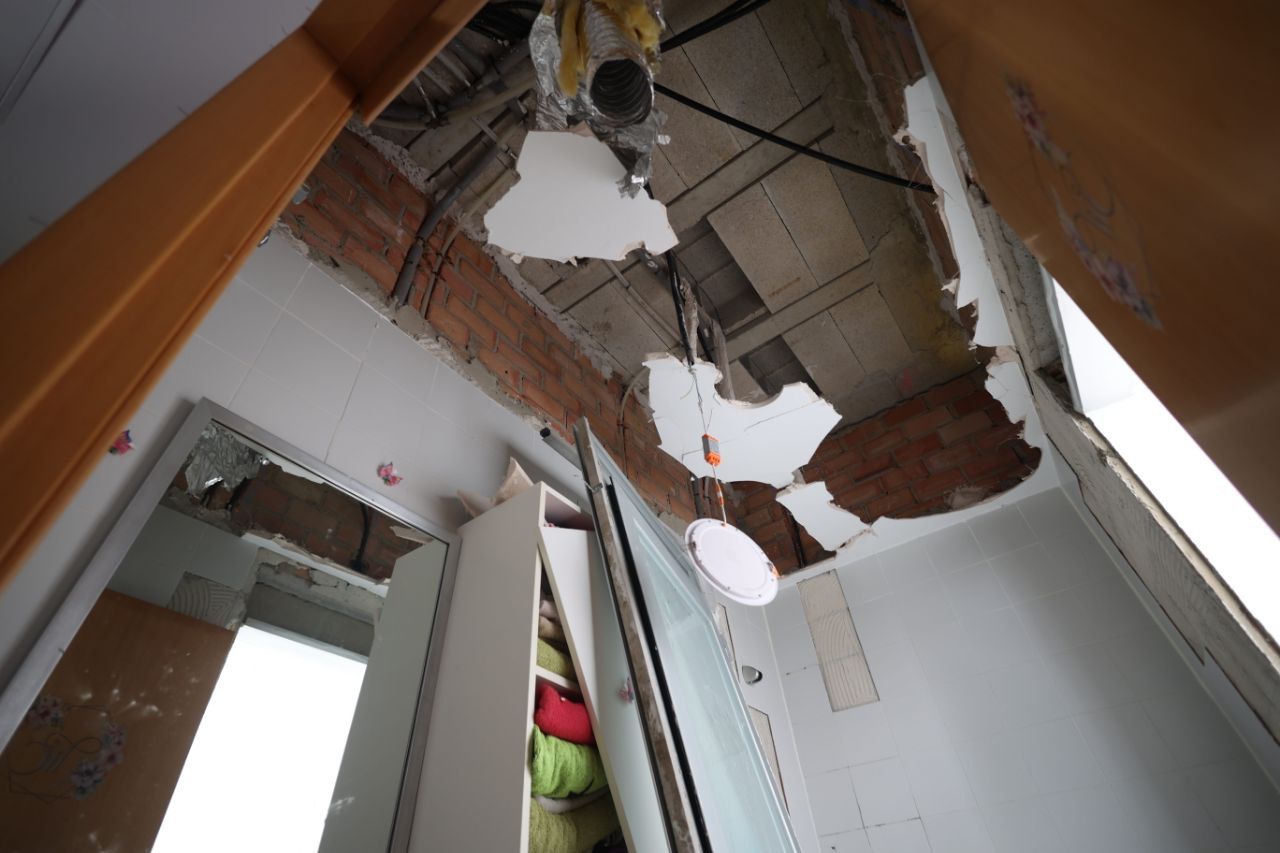 Un techo caído tras la explosión de gas en una vivienda de Estella del Marqués. Un techo caído tras la explosión de gas en una vivienda de Estella del Marqués.