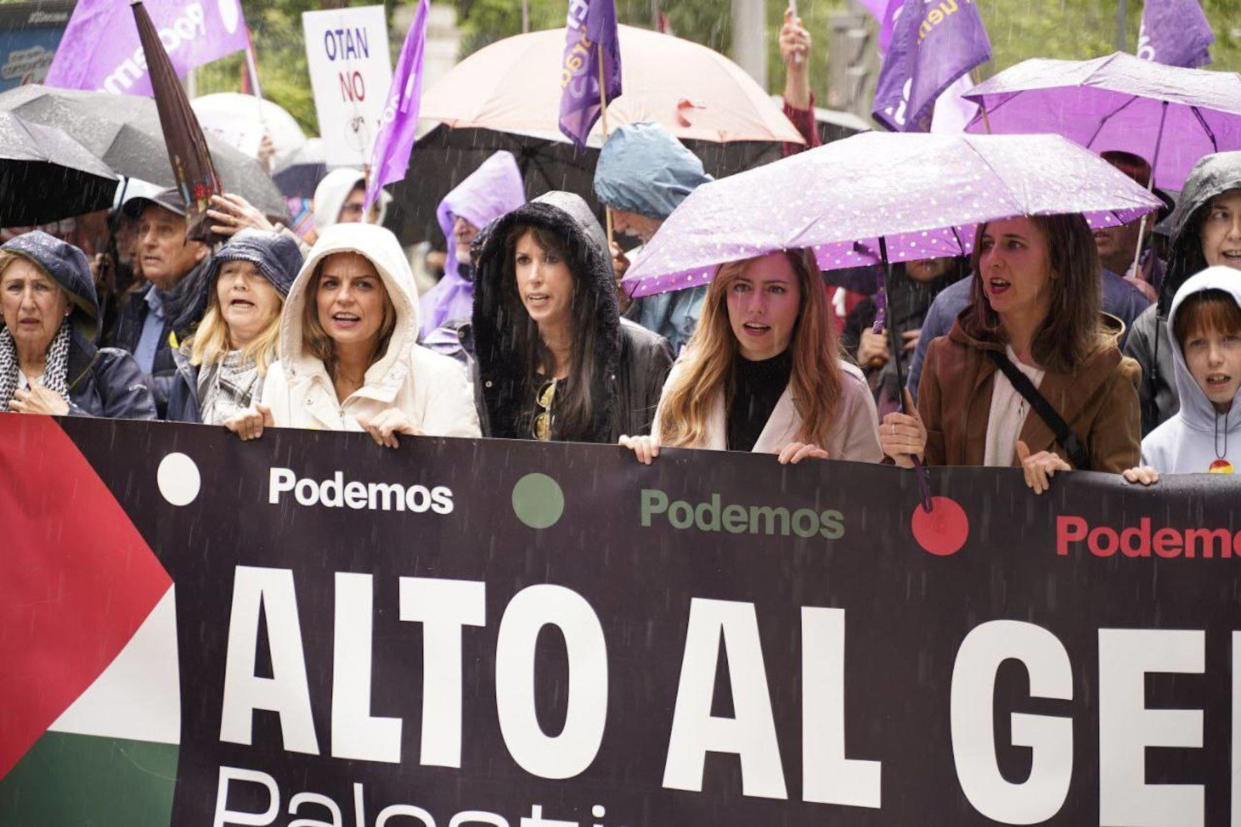 Representantes de Podemos en una manifestación.