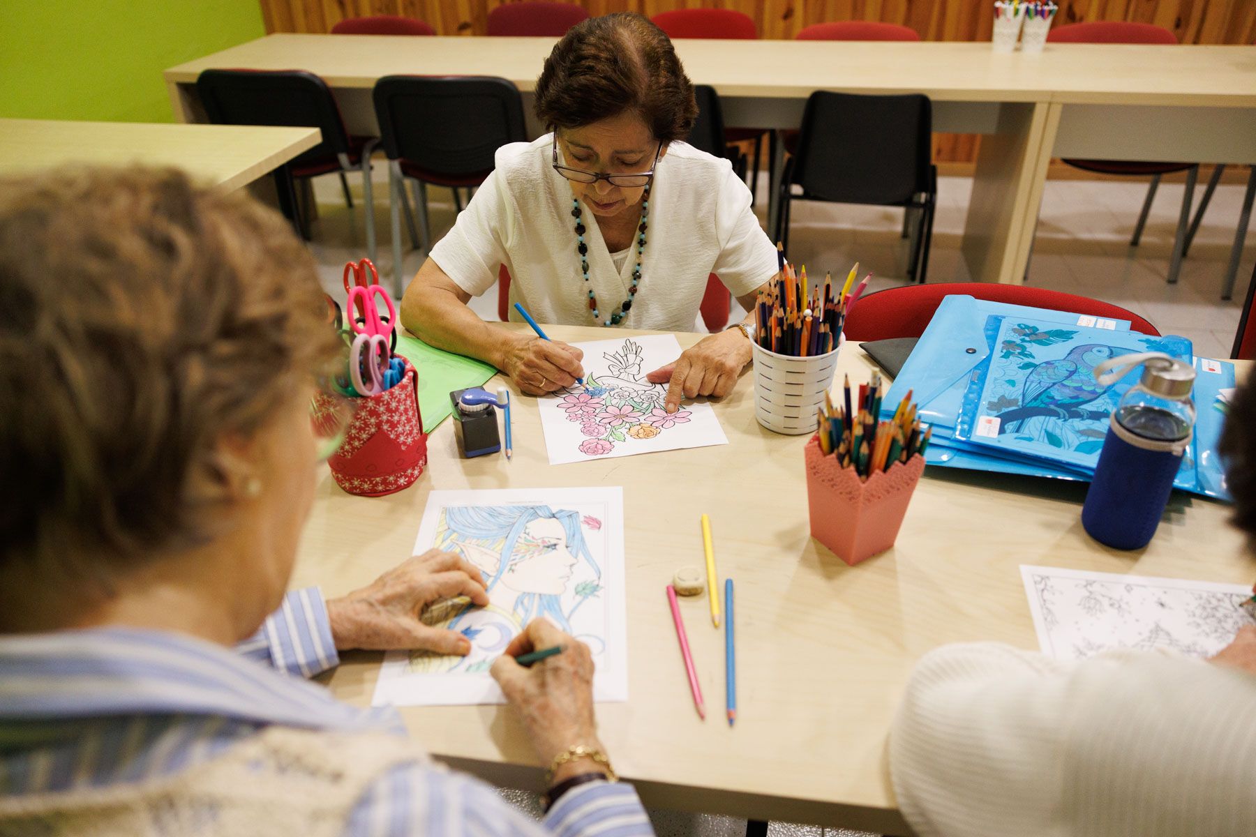 Usuarias de Párkinson Jerez realizando diferentes actividades de entretenimiento.