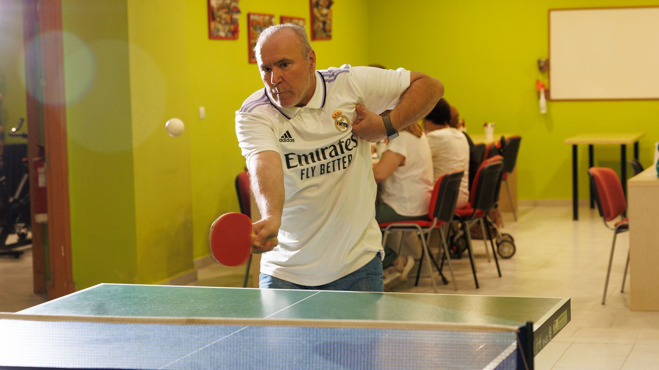 Antonio Salas, de 59 años, que convive con el Parkinson desde hace once, jugando al Parkinson.