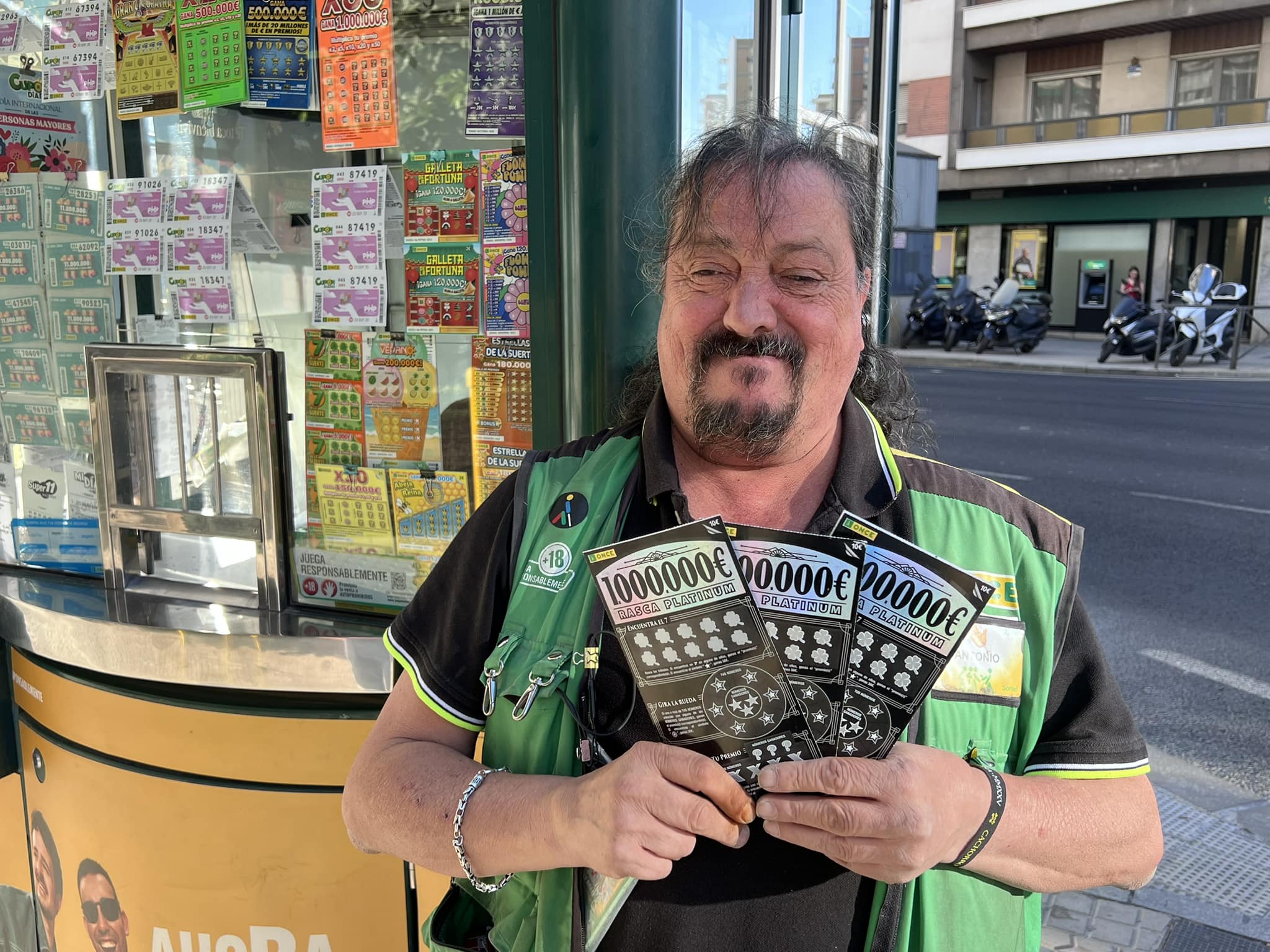 El vendedor del Rasca en Sevilla.