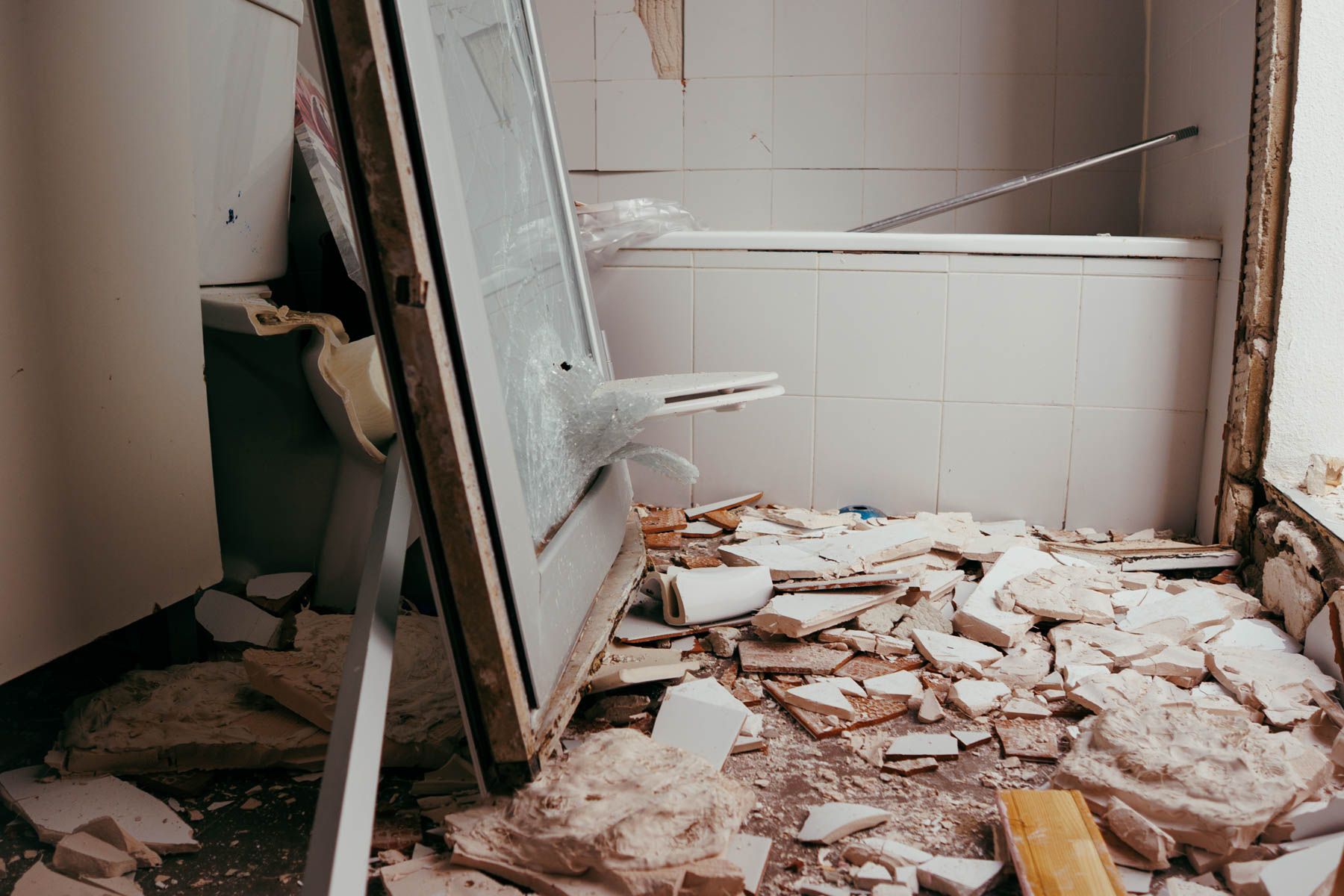 Una imagen de los destrozos provocados por la explosión de gas en una vivienda de Estella del Marqués. Una imagen de los destrozos provocados por la explosión de gas en una vivienda de Estella del Marqués.