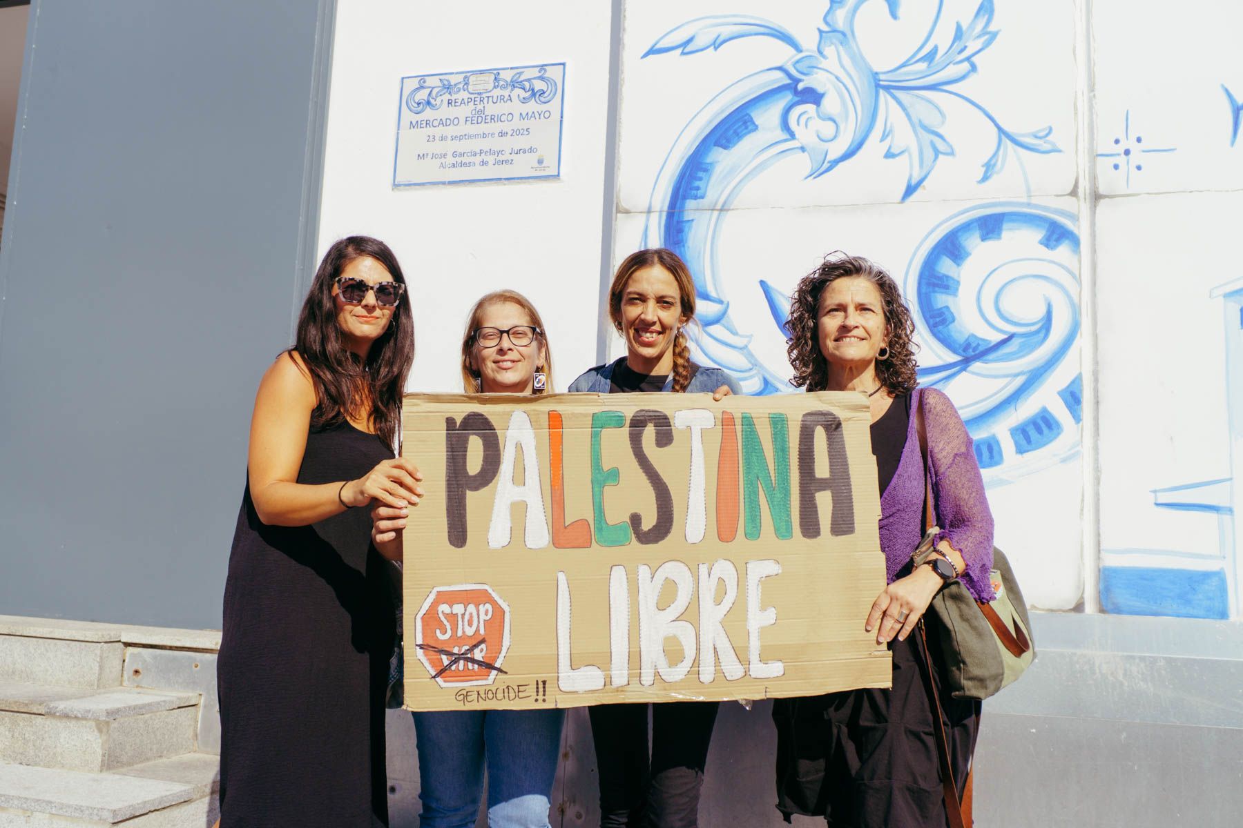Madres del CEIP Federico Mayo protestan por la paz en Palestina.