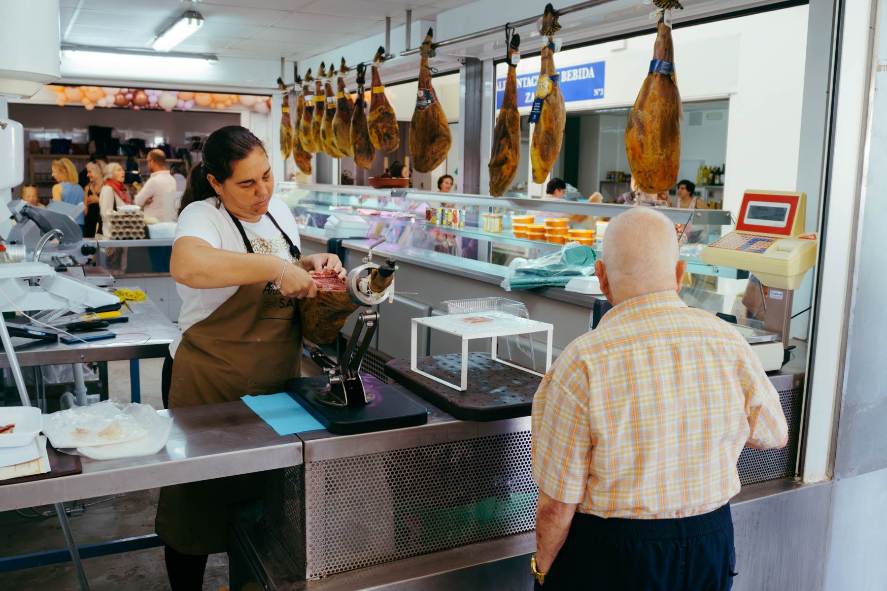 Puesto de la 'Carnicería Raúl', en el mercado de Federico Mayo.