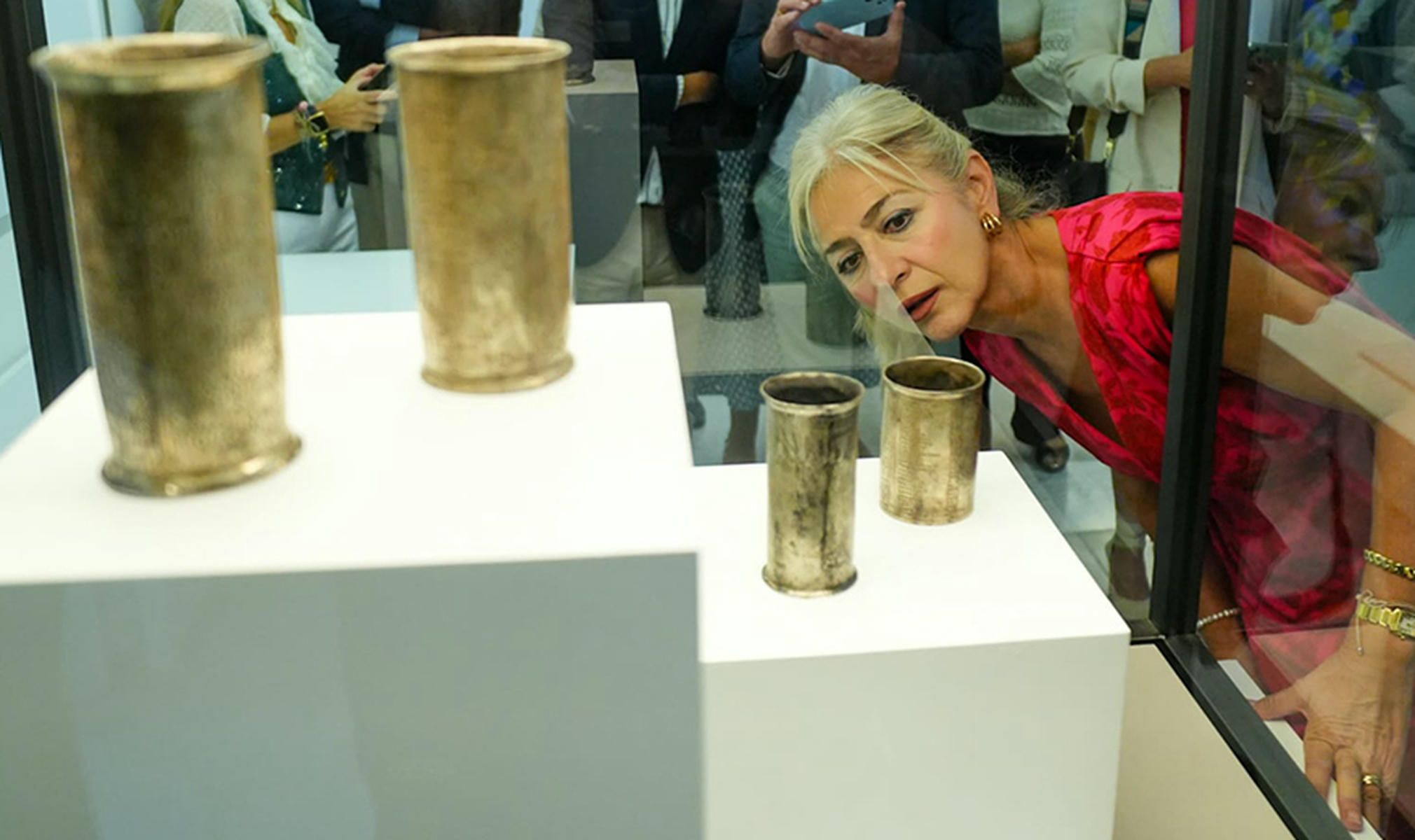 La consejera de Cultura, Patricia del Pozo, observa las reproducciones de los Vasos de Vicarello. La consejera de Cultura, Patricia del Pozo, observa las reproducciones de los Vasos de Vicarello.
