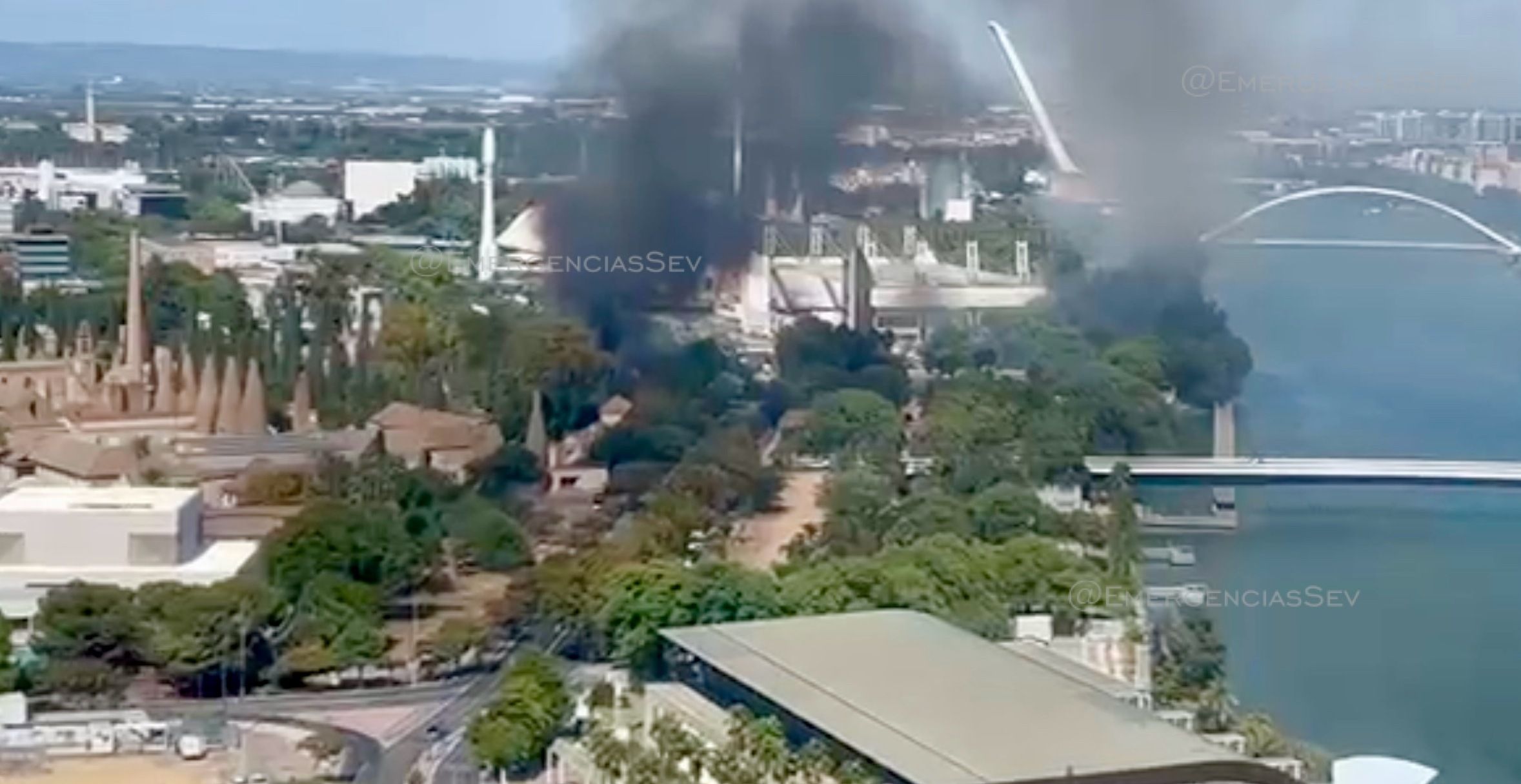 Incendio con varios focos en la zona de la Cartuja de Sevilla.