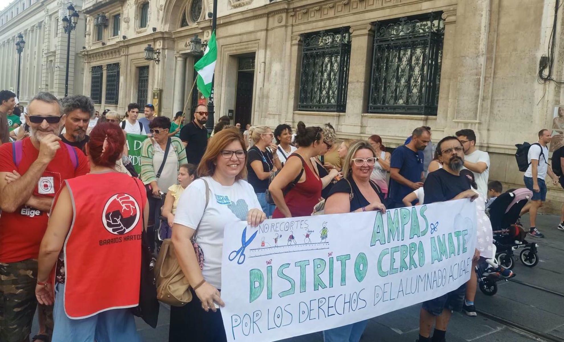 Las AMPA de Cerro Amate, en una marcha contra la falta de recursos del alumnado NEAE.