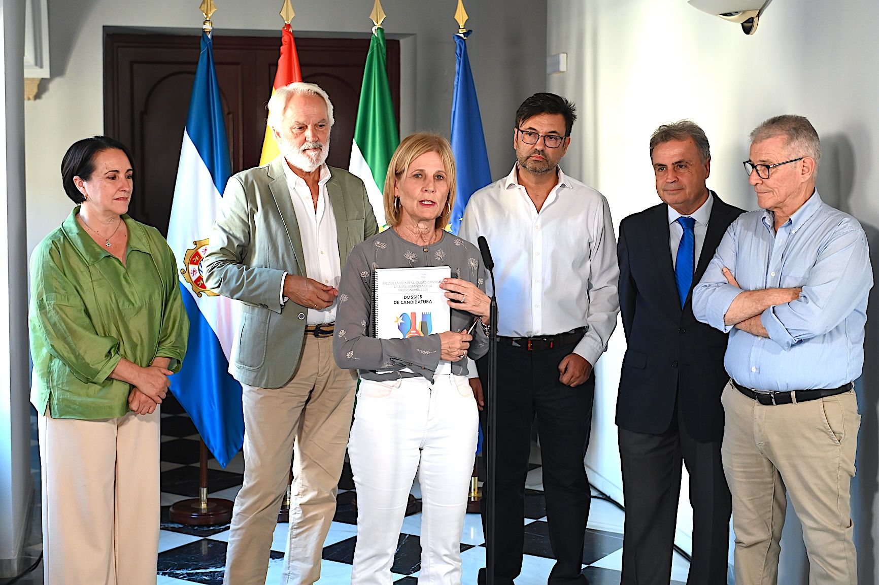 La alcaldesa presenta el dossier para ser Capital Española de la Gastronomía a la Mesa del Turismo.