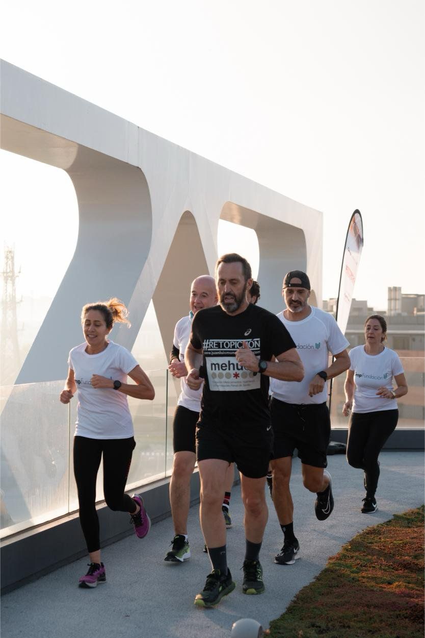Participantes en esta peculiar maratón sobre la azotea del edificio. 