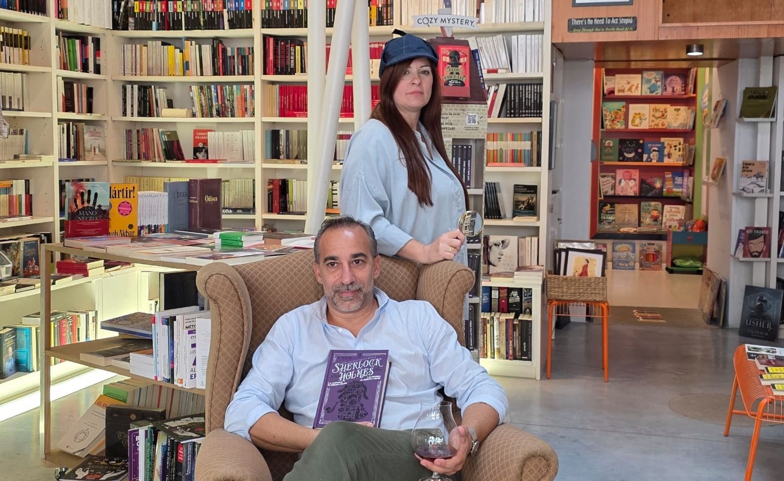 Adrián Otero y Margarita Lozano, creadores de la Sociedad Literaria Sherlock Holmes.