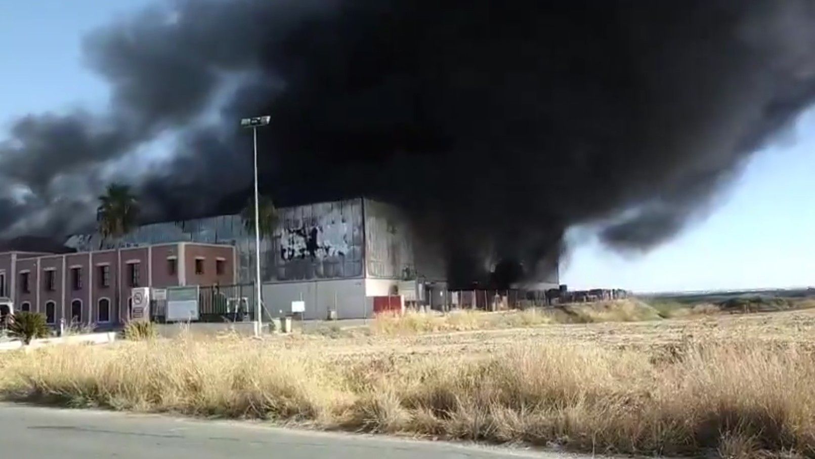 Las instalaciones que han ardido en Burguillos. Las instalaciones que han ardido en Burguillos.
