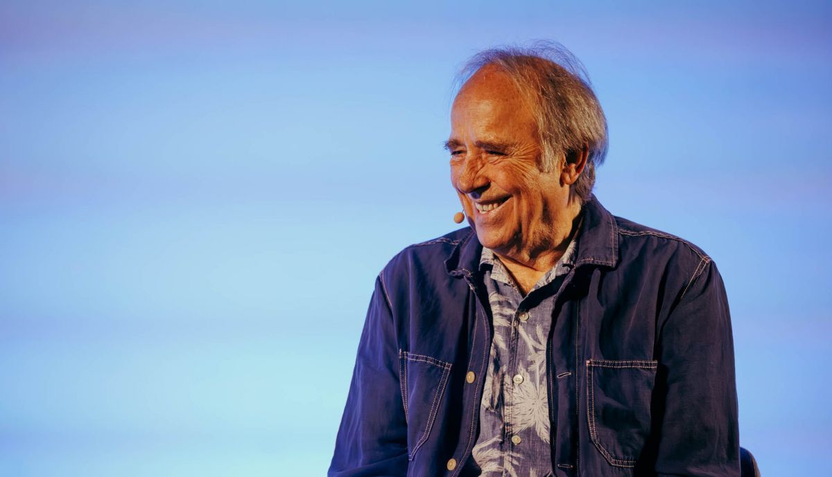 Un sonriente Serrat, en un momento del acto.
