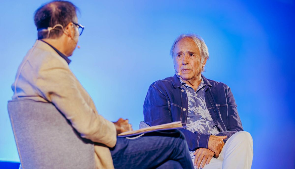 Un momento del encuentro de Serrat con su biógrafo.