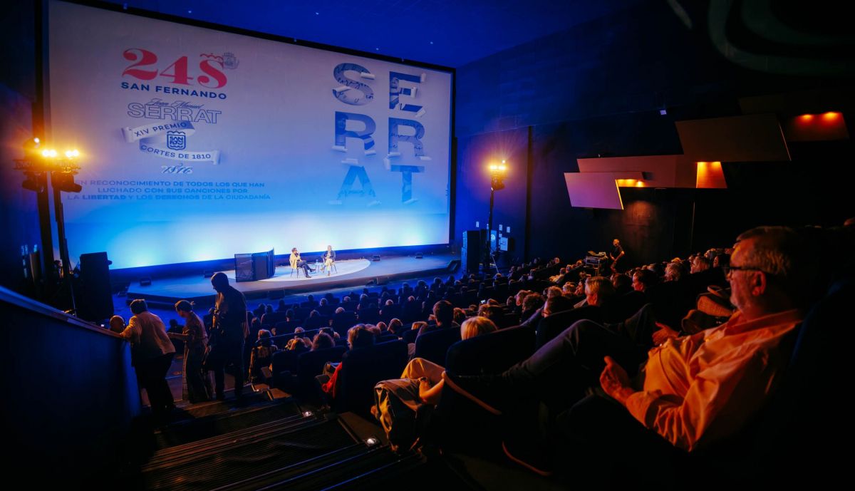 El público se emocionó con Serrat.