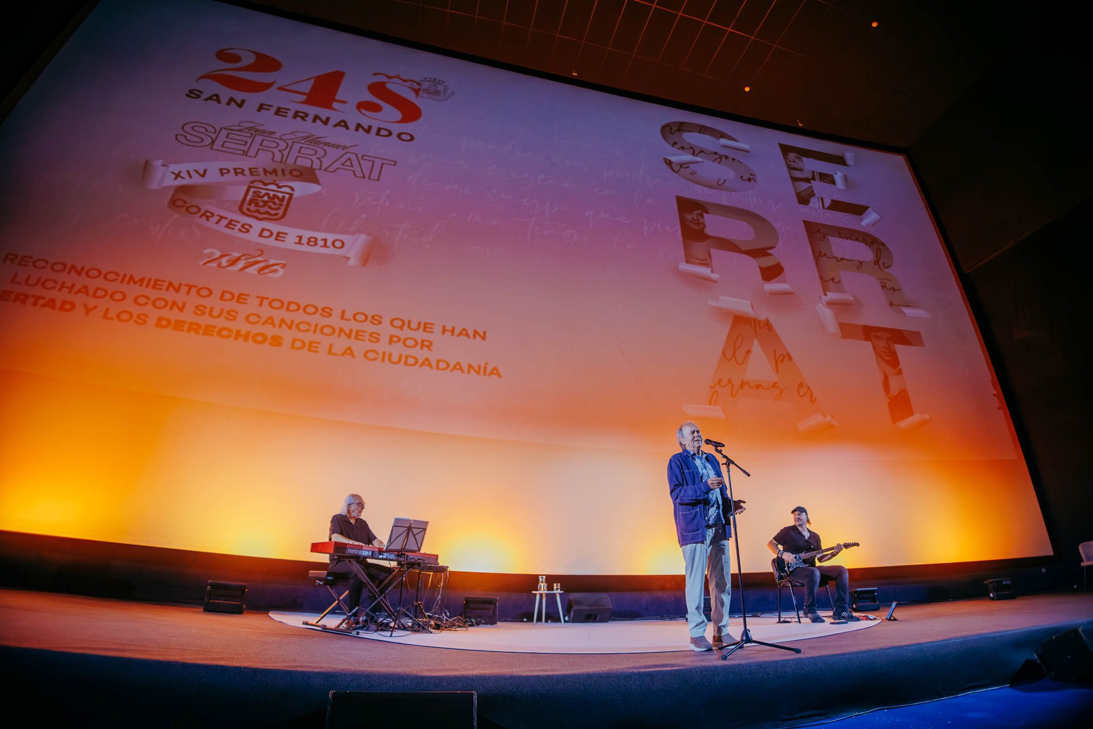 Joan Manuel Serrat, sobre el escenario, en San Fernando.
