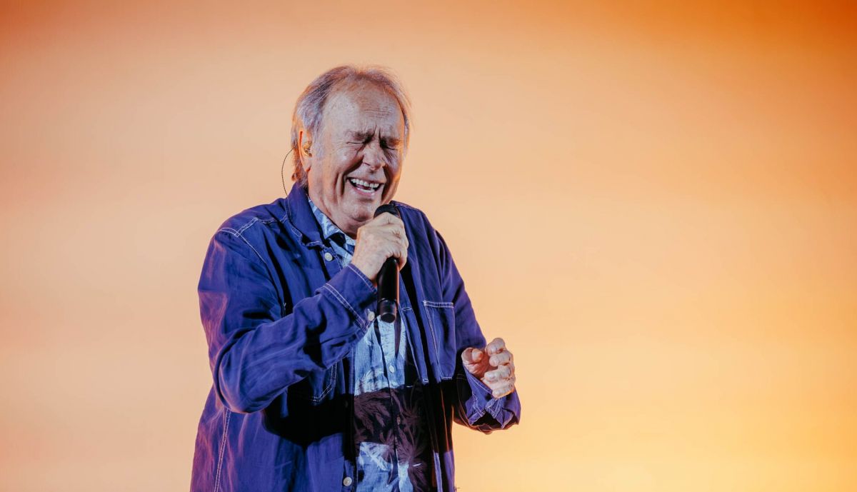 Joan Manuel Serrat, leyenda de la música en España, cantando en San Fernando.