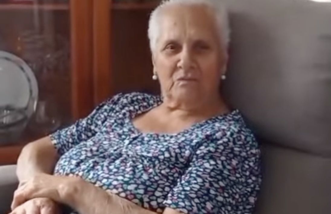 La abuela Dolores, embajadora de la Plaza de Federico Mayo en Jerez, vuelve a verse con sus amigas.