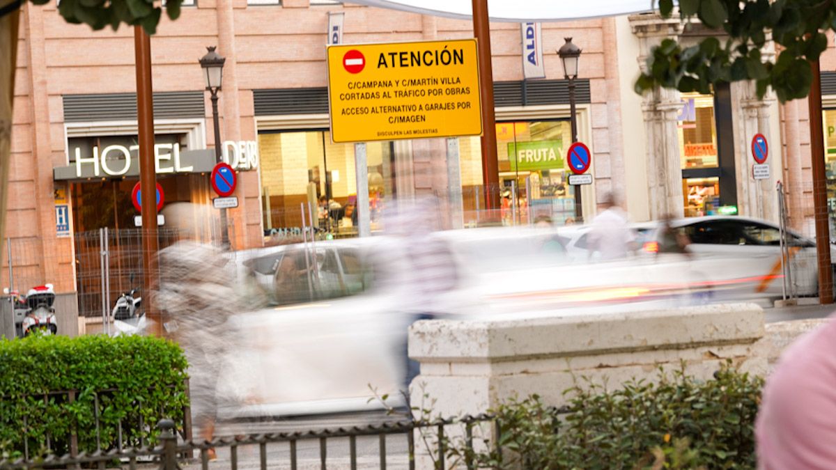 Señalética avisando del corte de calles por las obras del Tranvibús en Sevilla.