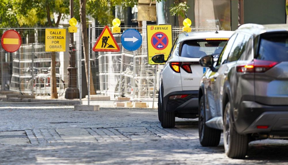 Coches se topan con las obras del Tranvibús en Sevilla.