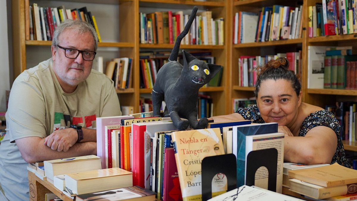José María Rodríguez Tous e Inma de Pando en su librería Quilombo.