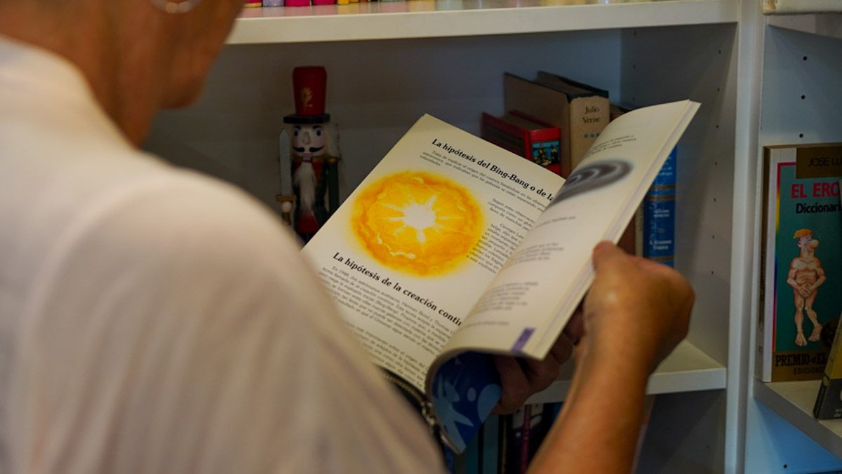 Una persona leyendo un libro.