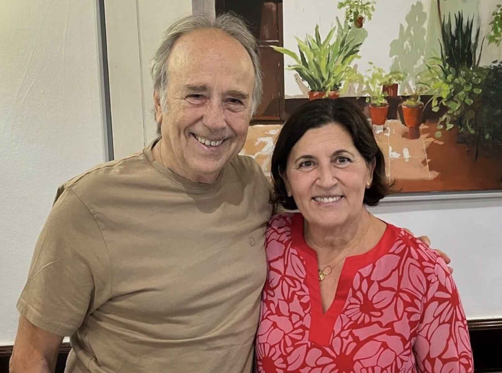 Joan Manuel Serrat, junto a Mayte Córdoba, de restaurante El Faro de Cádiz.