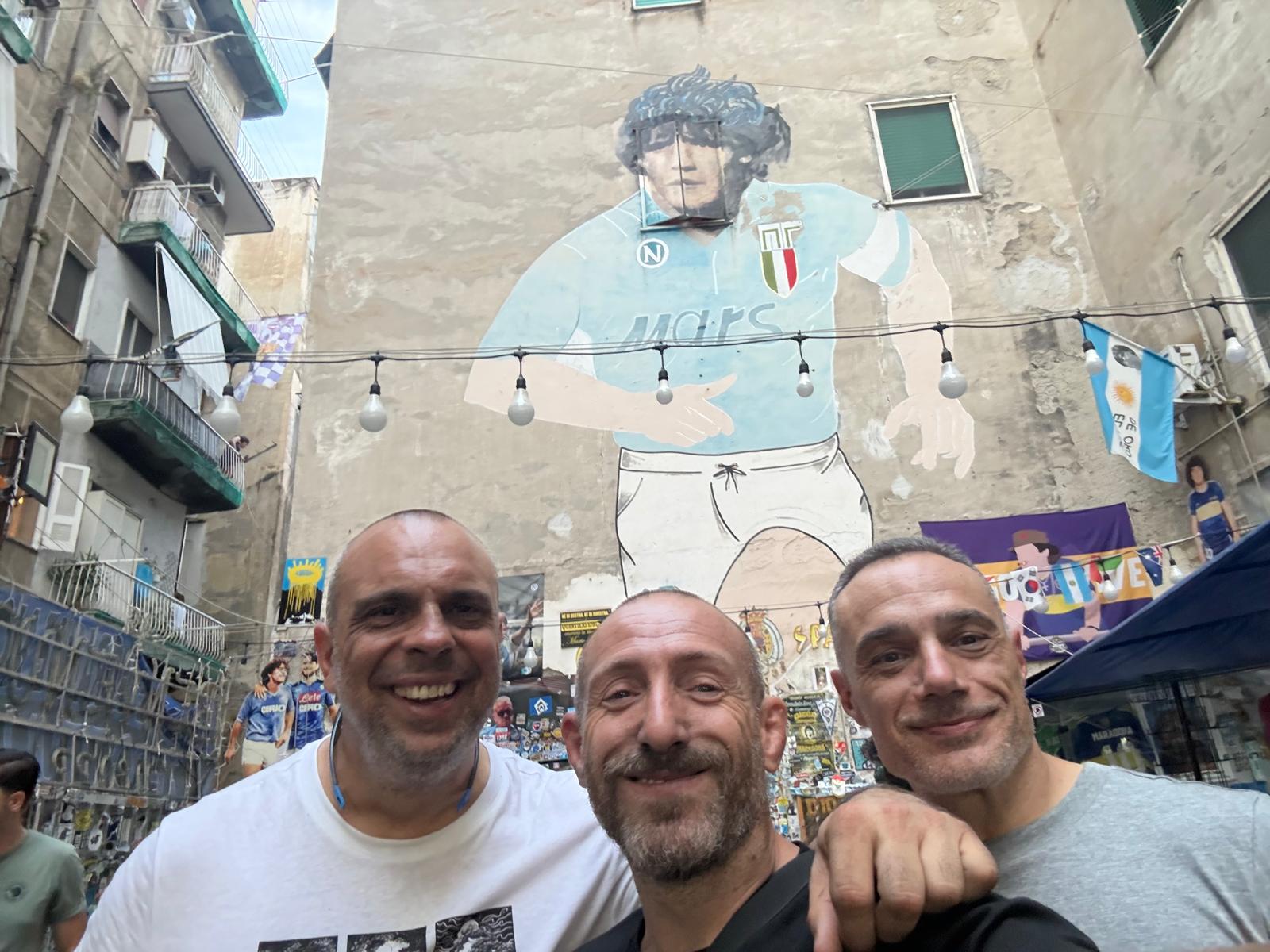 Los tres bomberos españoles que han actuado en un incendio en Nápoles. Los tres bomberos españoles que han actuado en un incendio en Nápoles.