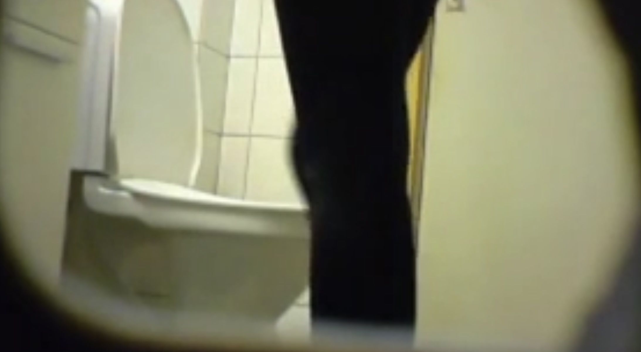 Una cámara oculta en un baño, en una imagen de archivo.