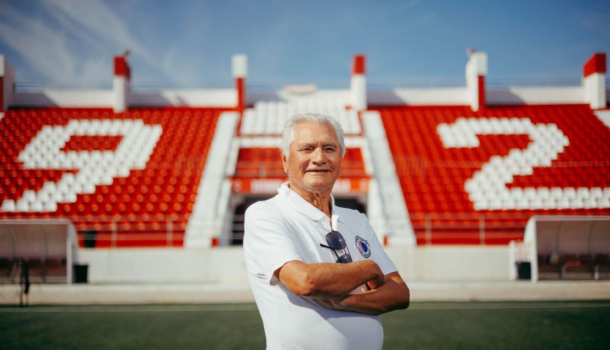 El portuense posa delante del estadio en fase de rehabilitación.