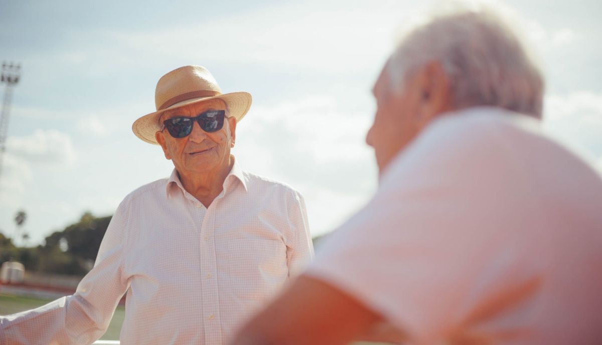 Luis conversa con Paco Ferrer, presidente del club en el año que fue directivo.