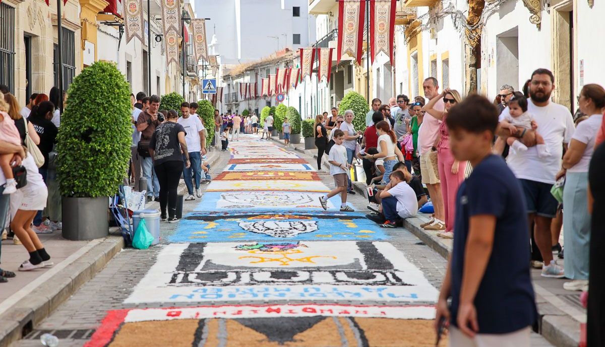 Vista de la calle Mercé, con la alfombra prácticamente terminadas.