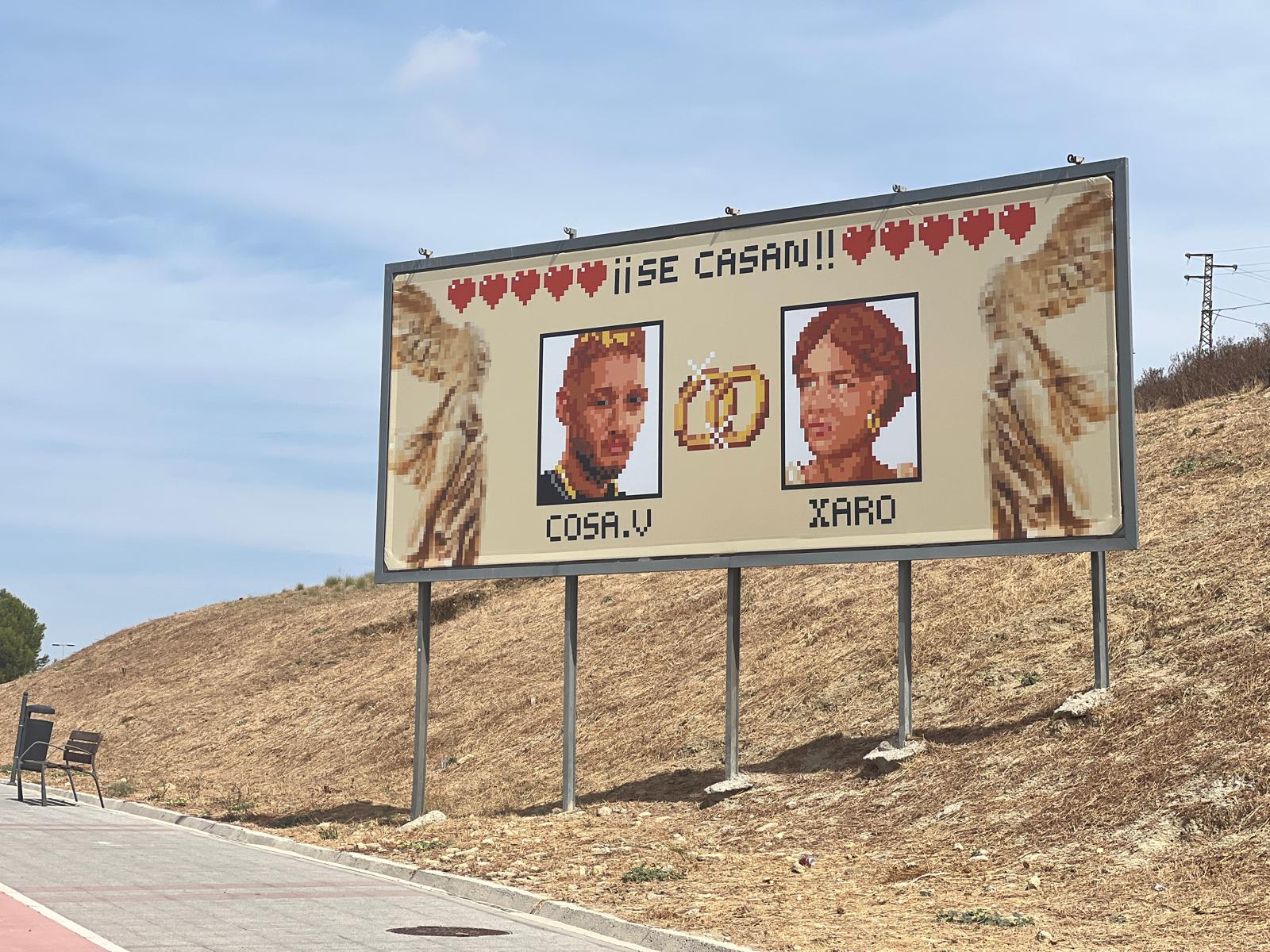 La valla publicitaria que anuncia la boda de Cosa.V y Xaro.