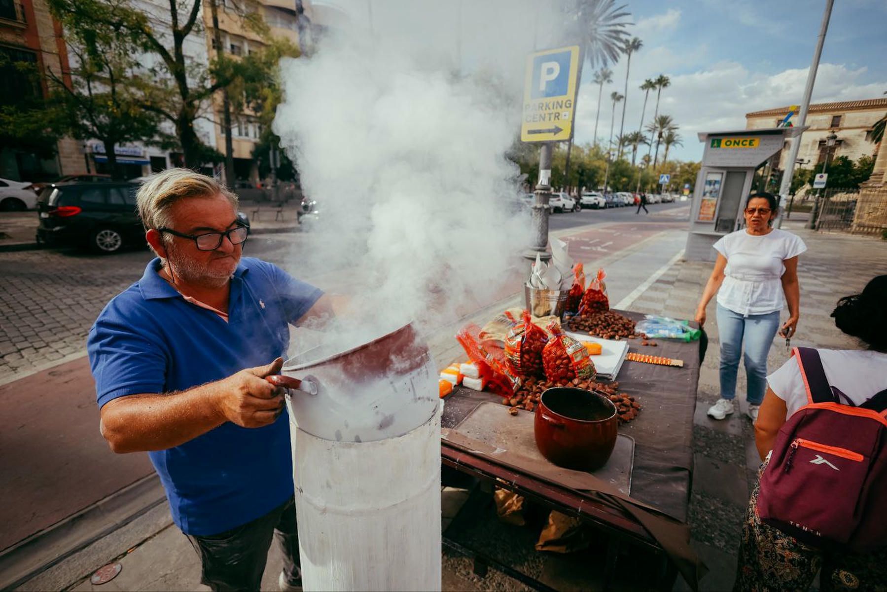 Primer puesto de castañas asadas en Jerez esta temporada, este pasado miércoles en Santo Domingo.