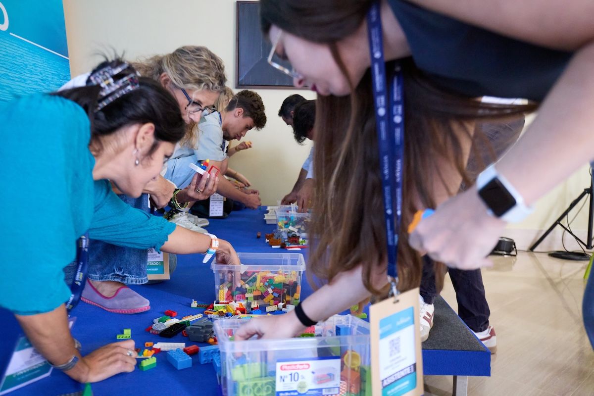 El taller de construcción de proyectos con piezas de LEGO en el Blue Zone Forum. El taller de construcción de proyectos con piezas de LEGO en el Blue Zone Forum.
