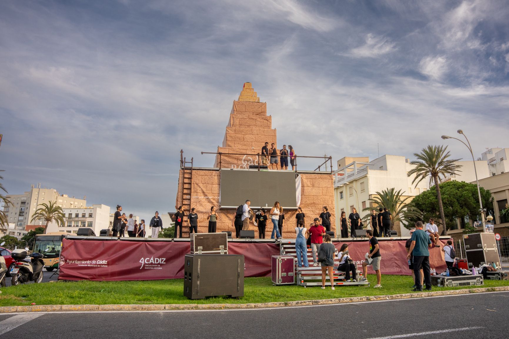 La reproducción de un faro romano junto a las Puertas de Tierra de Cádiz durante un ensayo este jueves.