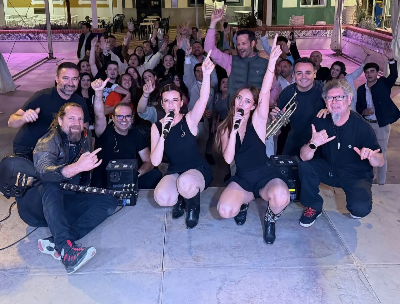 La Orquesta Zafiro tras una de sus actuaciones. La Orquesta Zafiro tras una de sus actuaciones.