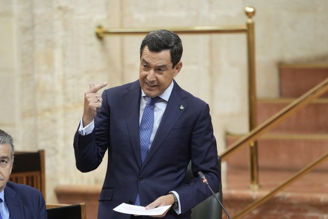 Juanma Moreno en una reciente sesión de control.