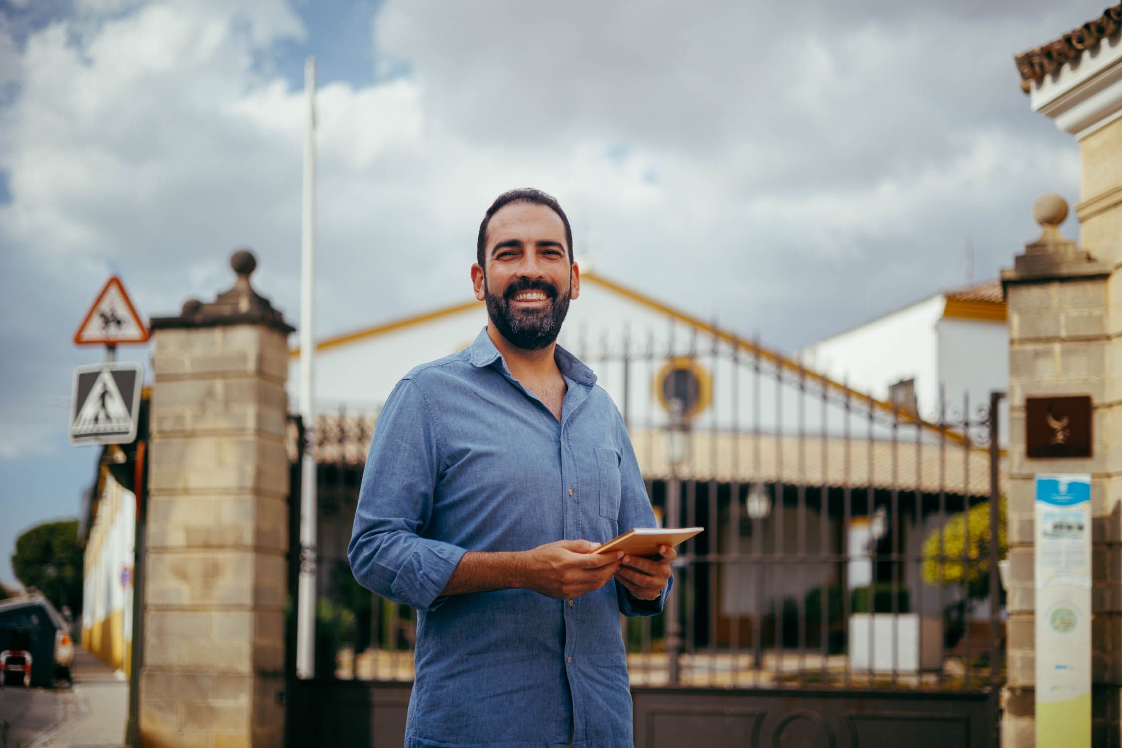 José Luis Baños con su libro, 'Ajerezado'.