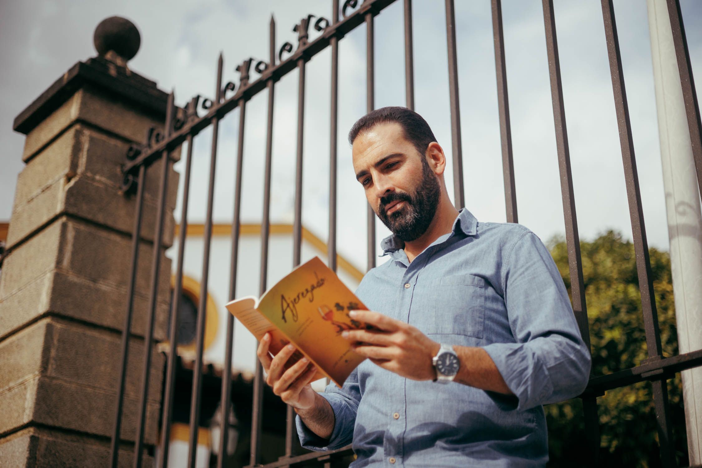 José Luis Baños leyendo su libro, 'Ajerezado'.