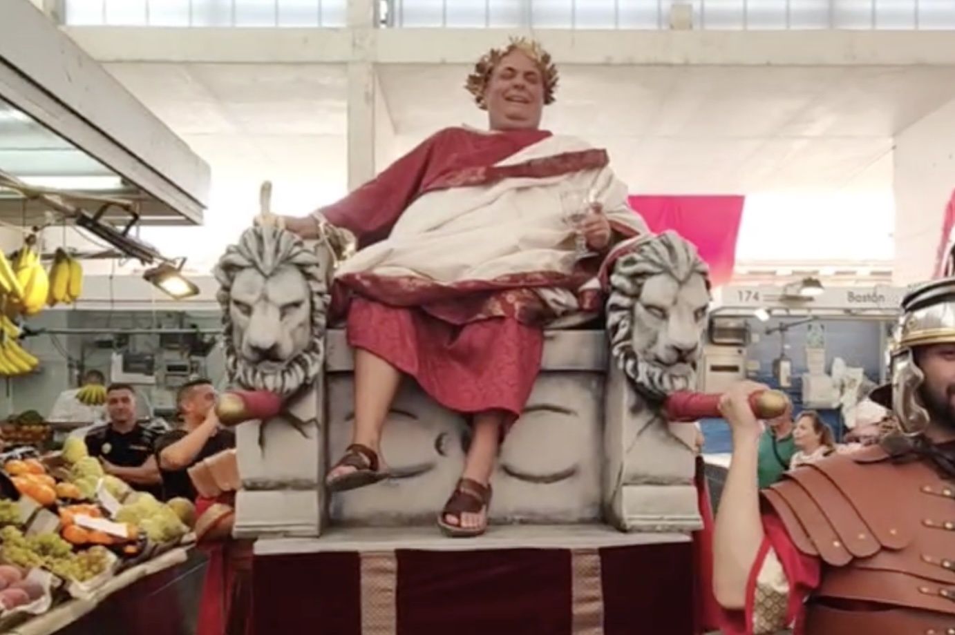 El césar la lía en el mercado central de abastos.