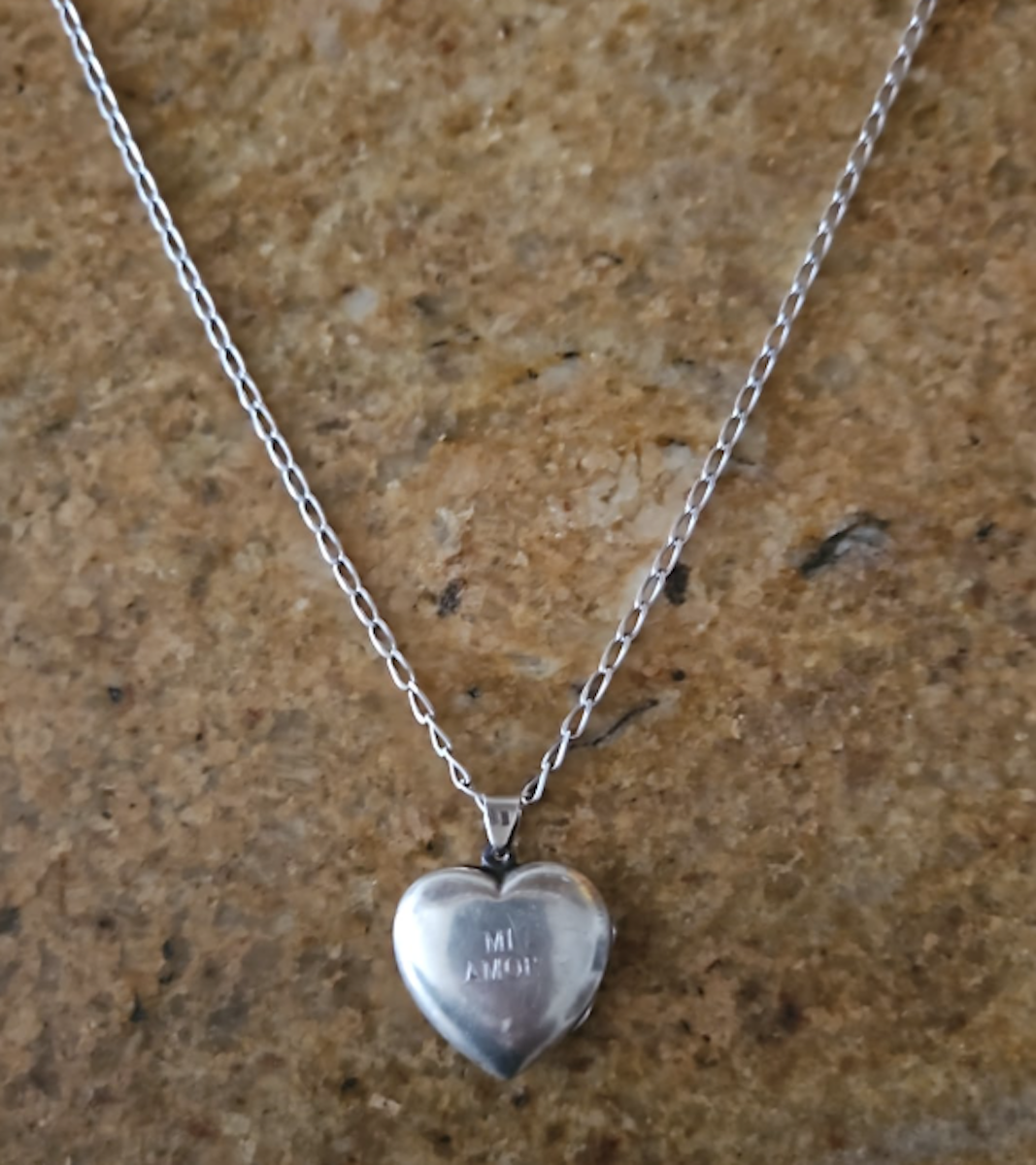 El colgante de Paqui, con las cenizas de su marido.