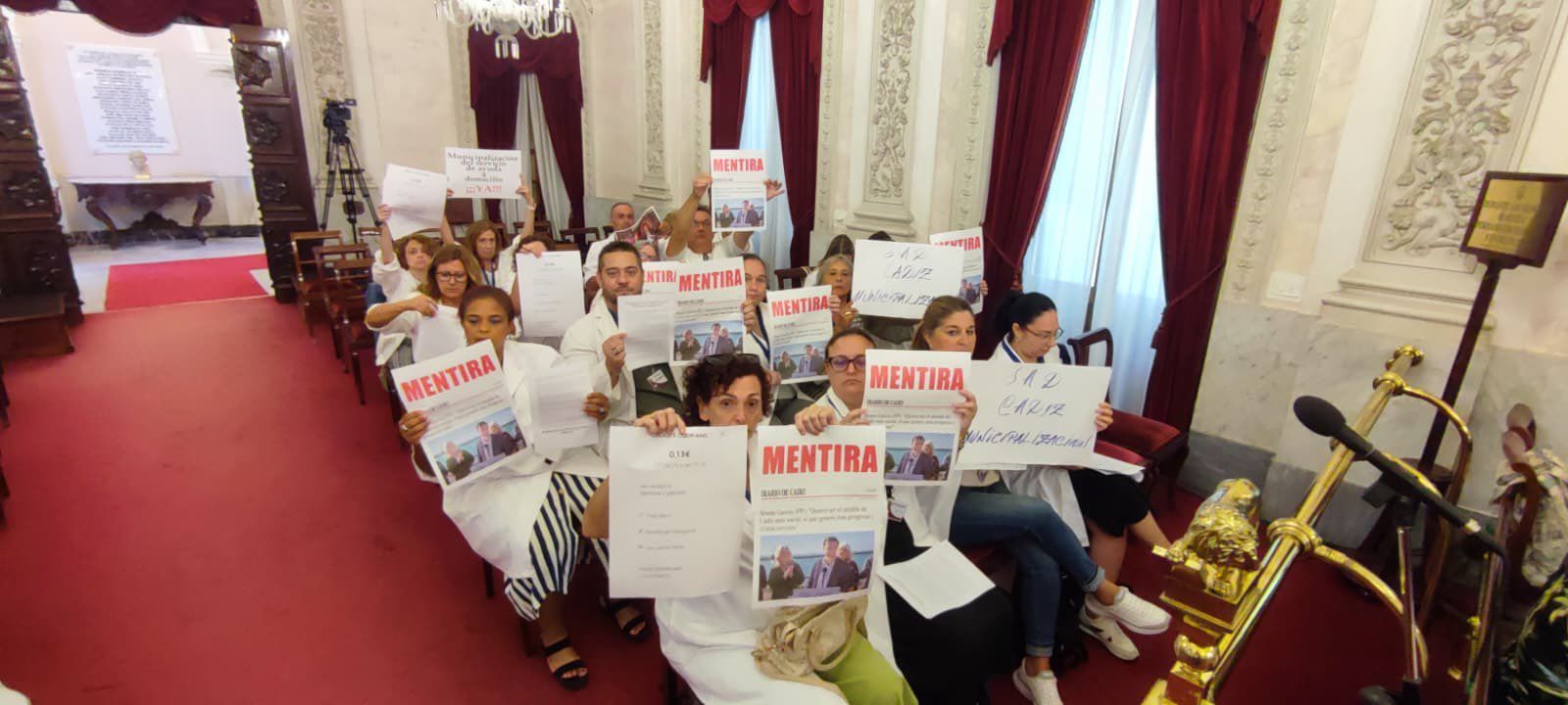 Trabajadoras del servicio de ayuda a domicilio protestan en el pleno municipal de este jueves, en una imagen de Adelante.   FOTO: EULOGIO GARCÍA