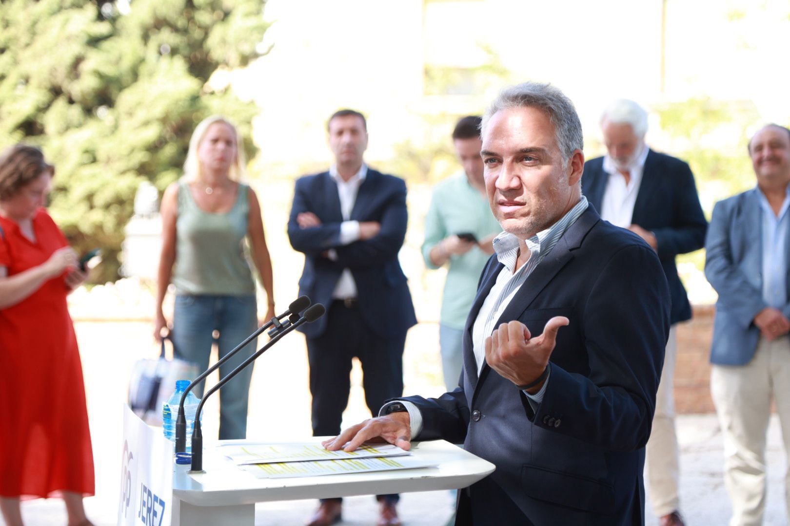 Bendodo, en la rueda de prensa, celebrada en la Alameda Vieja de Jerez.
