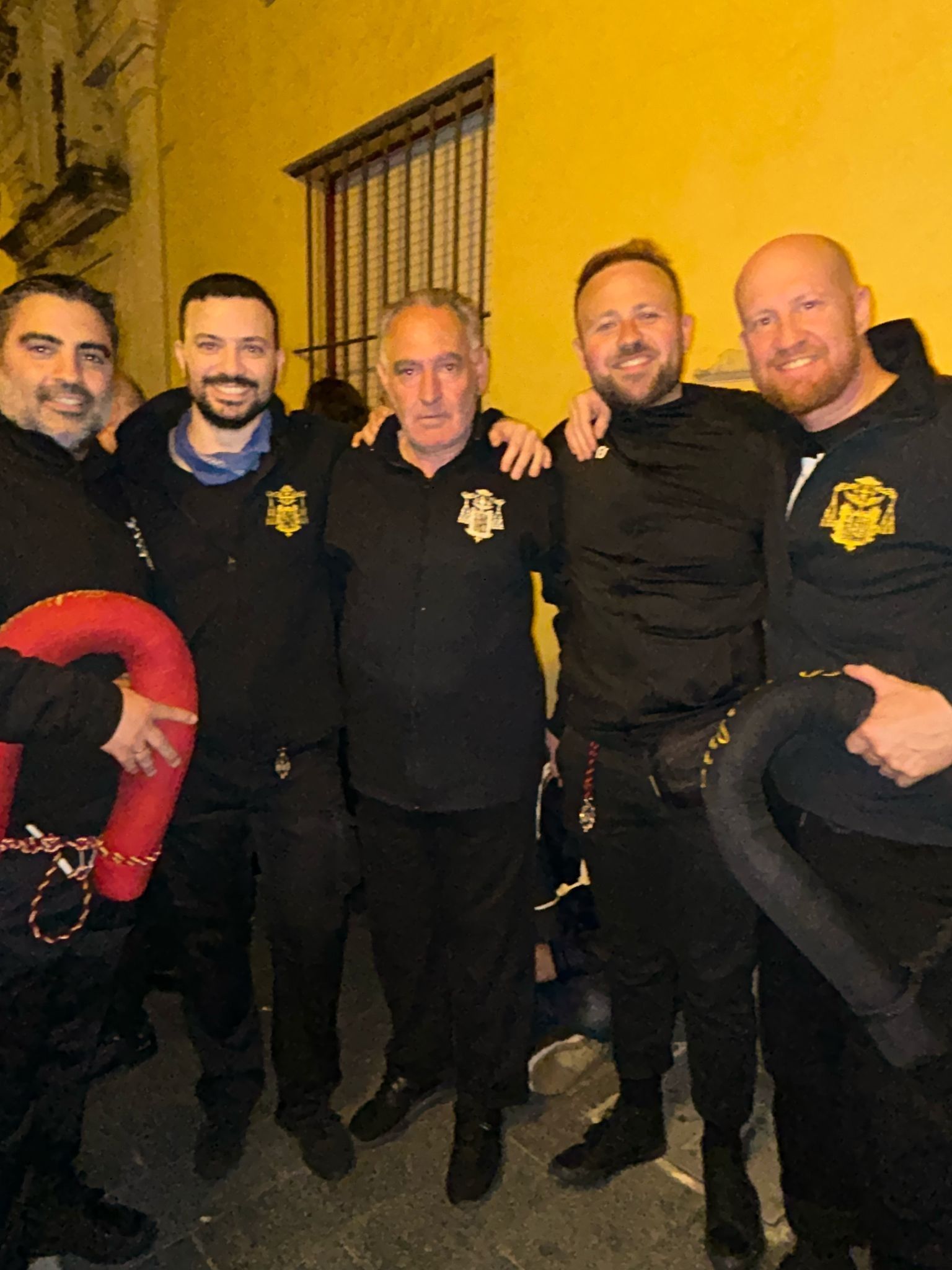 Juan de la Chica, en el centro, junto a costaleros del Santo Crucifijo. 