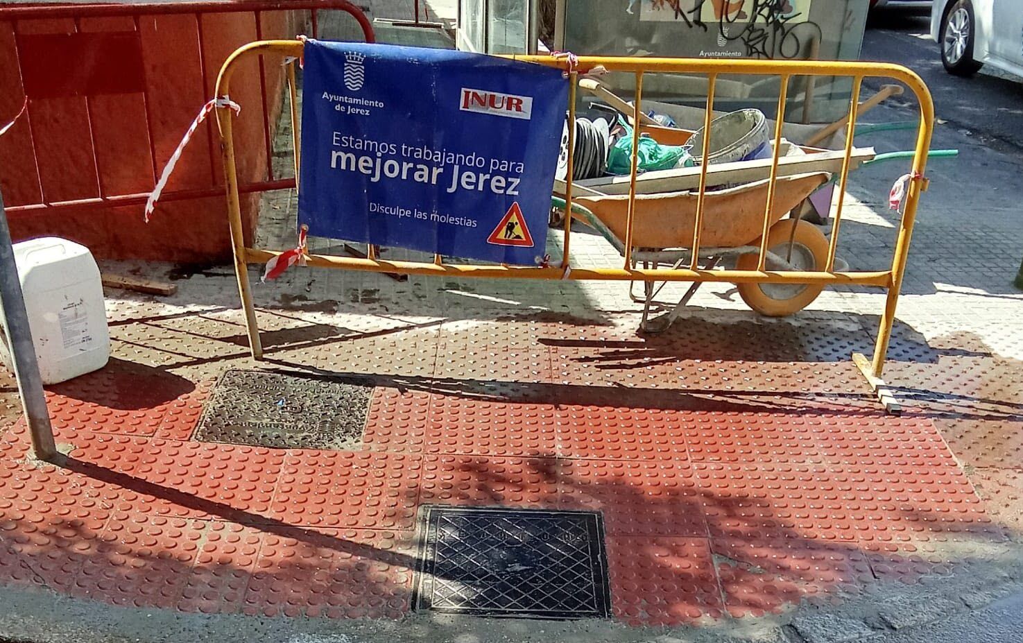 Una de las actuaciones del equipo de infraestructuras de Jerez.