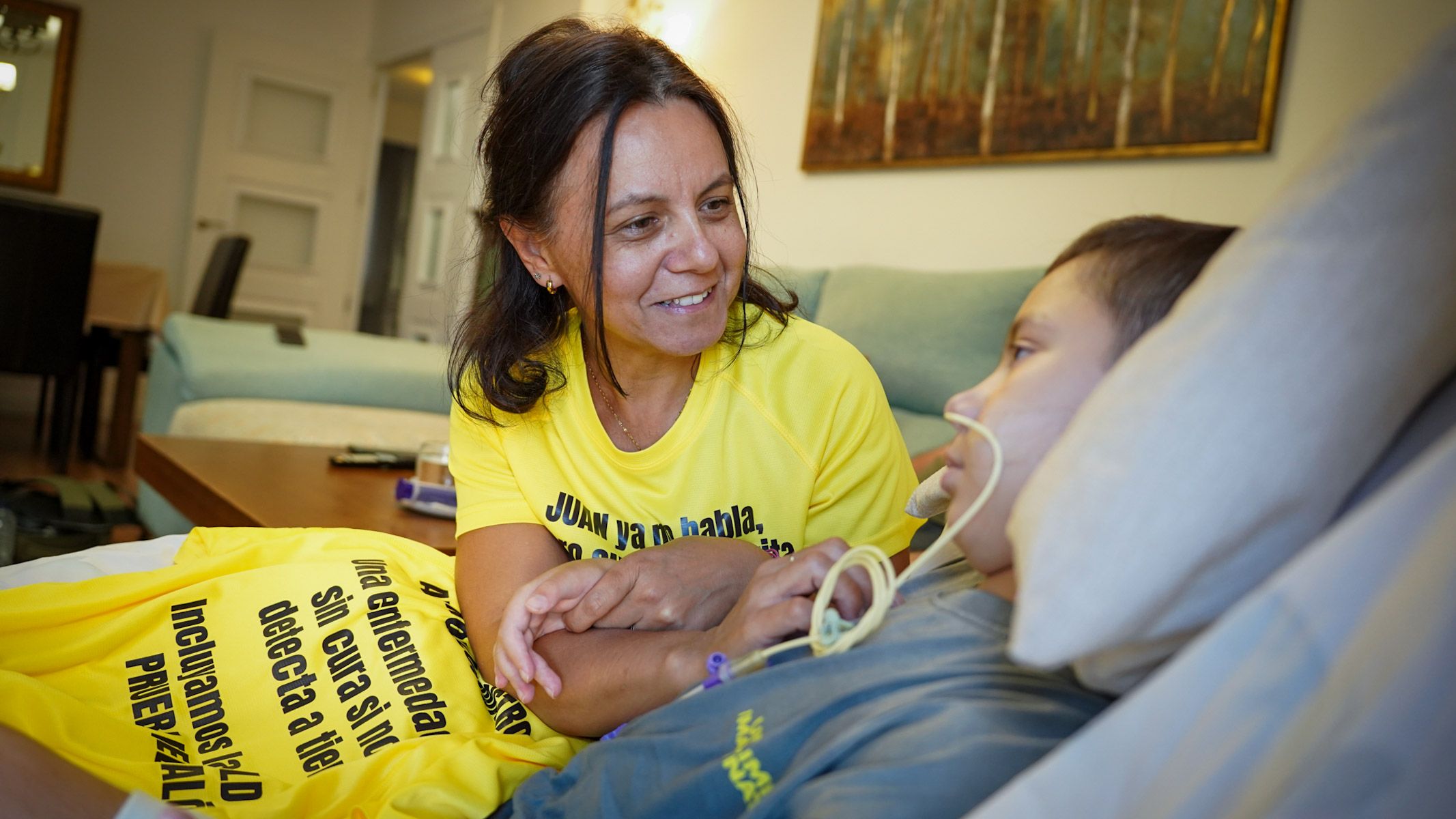 Juan junto a su madre María Ángeles con las camisetas que han recorrido Sevilla.