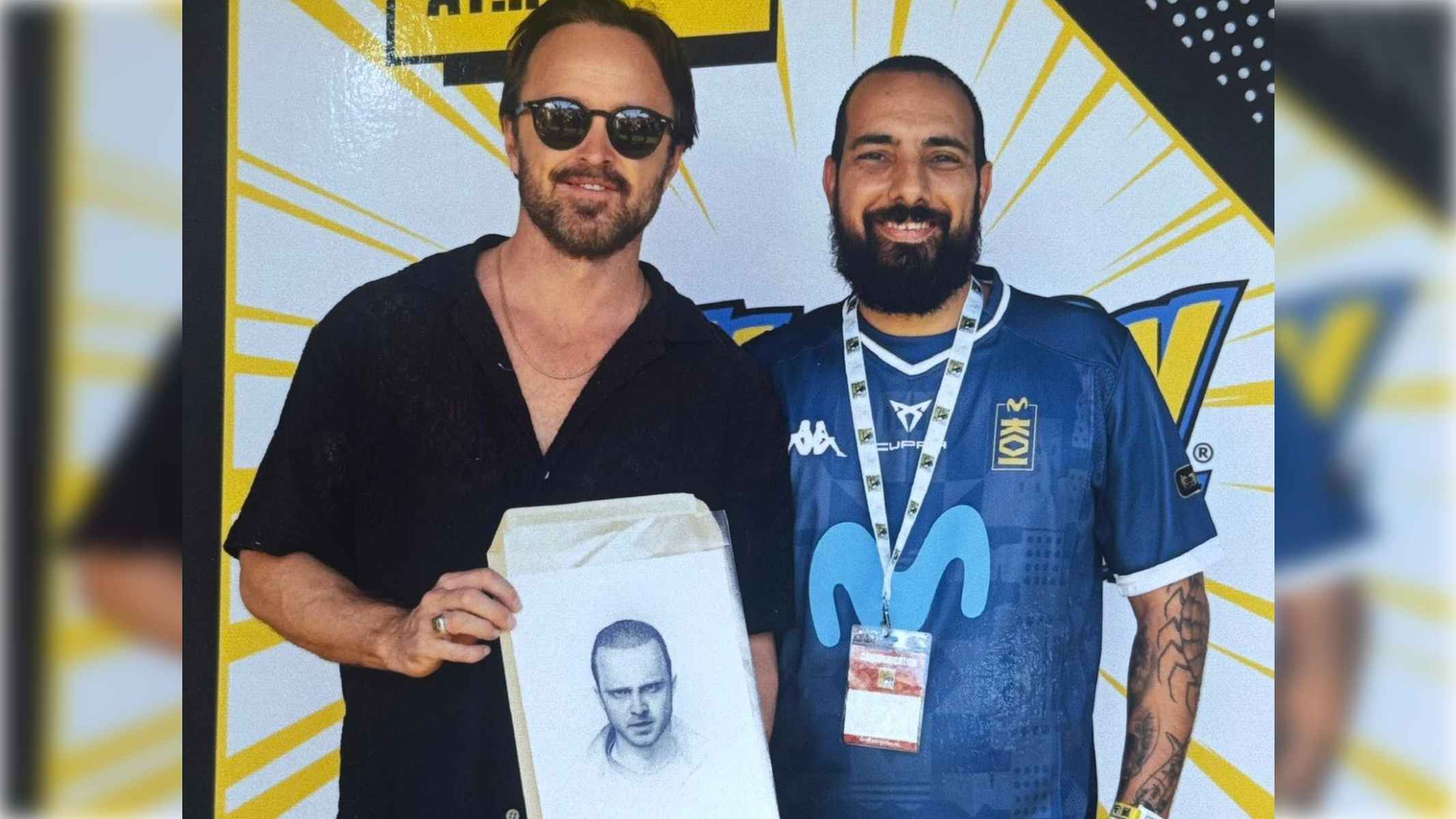 Aaron Paul, con el retrato que le ha regalado Pol Tattoo. Aaron Paul, con el retrato que le ha regalado Pol Tattoo.