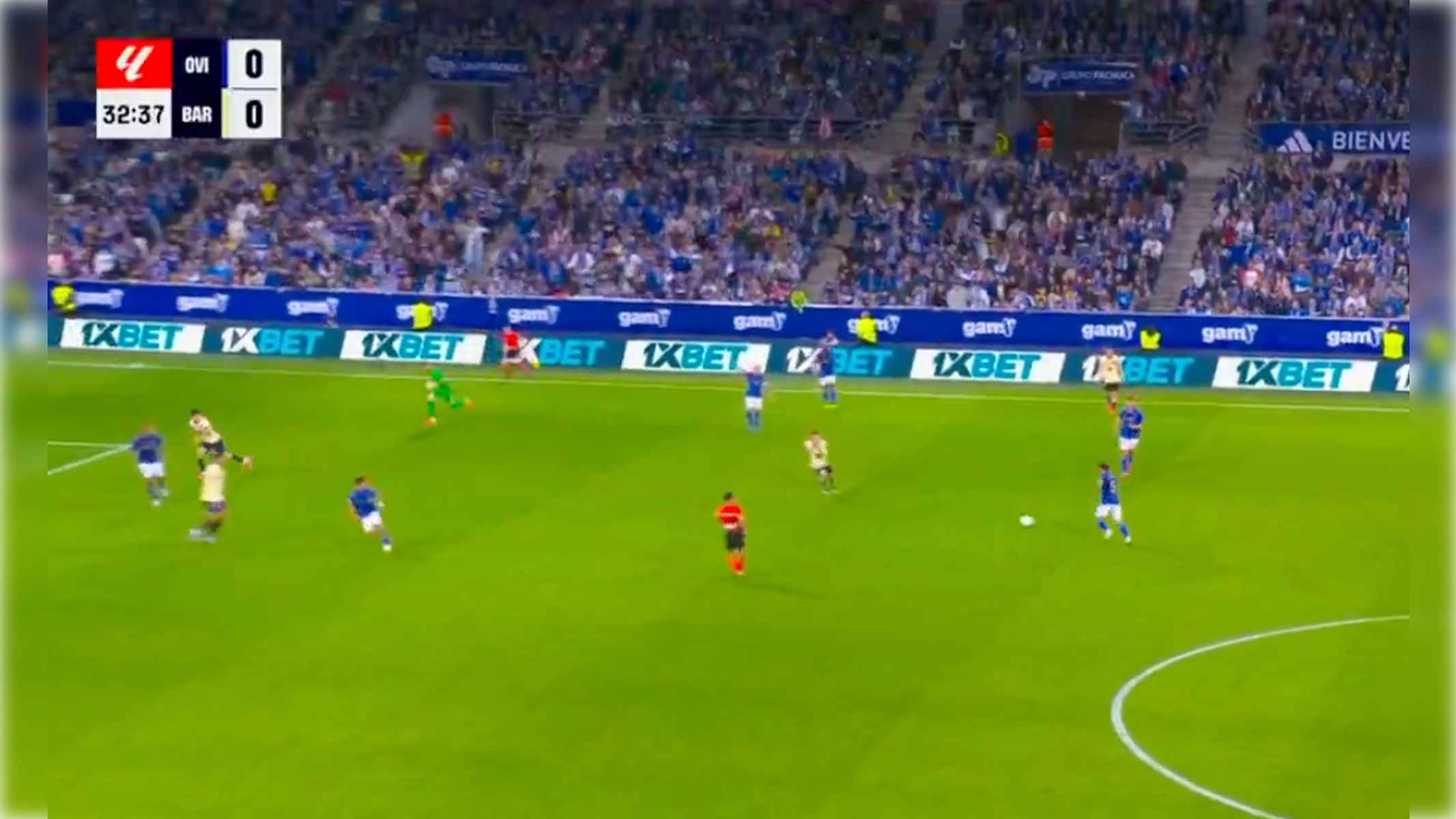 Instantes antes del golpeo de Reina que ha acabado en golazo.