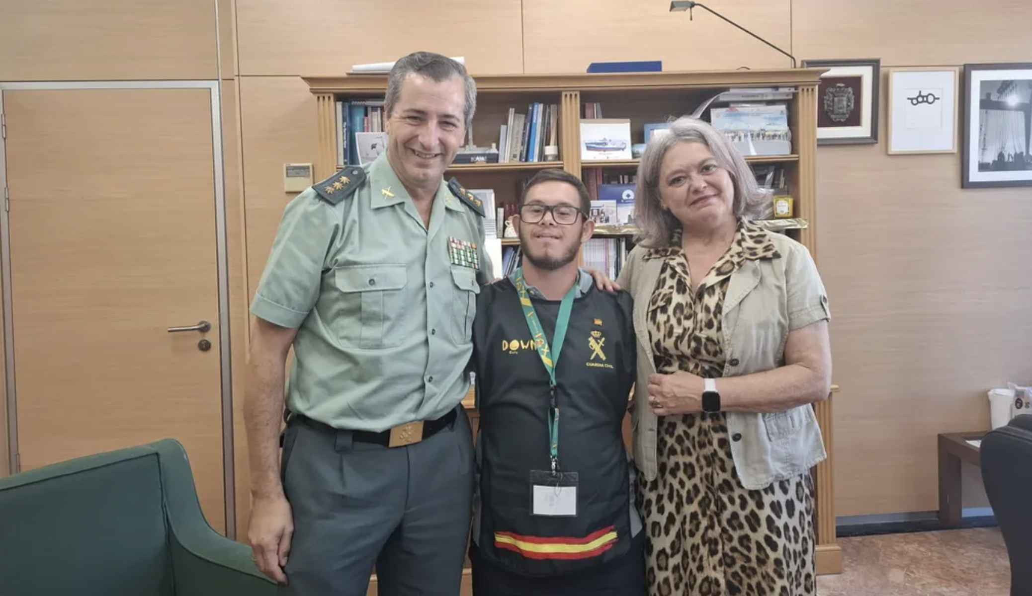 Alberto Gil, junto a la subdelegada del Gobierno, Blanca Flores, y un agente de la Guardia Civil. Alberto Gil, junto a la subdelegada del Gobierno, Blanca Flores, y un agente de la Guardia Civil.