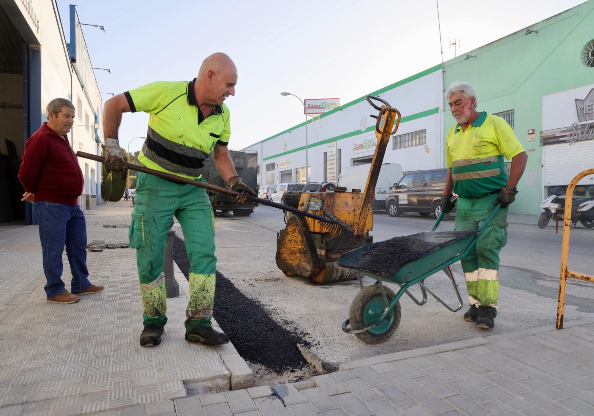 Operarios trabajando en el polígono industrial roteño.